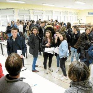 moment-convivial-s-il-en-est-la-remise-des-diplomes-etait_4899810_440x330p
